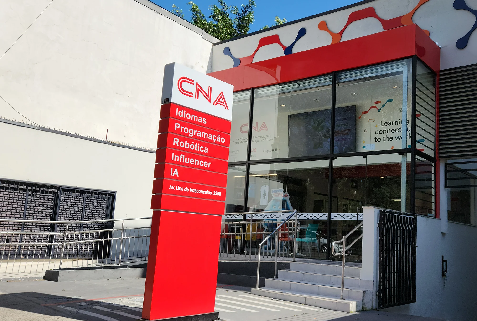 Fachada de uma escola CNA